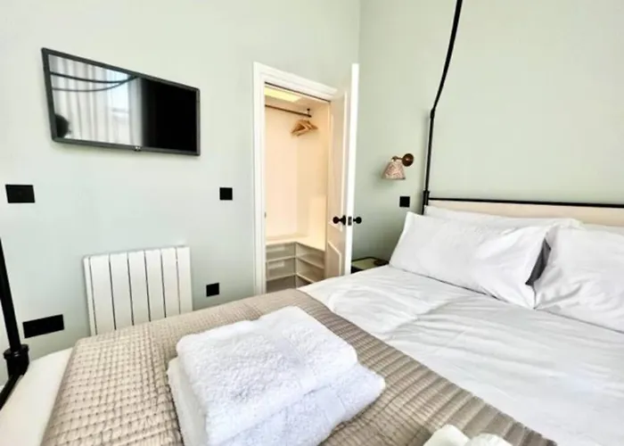 Redland - 3 * Bristol